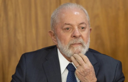 Lula tem hemorragia intracraniana e  internado s pressas em hospital de SP