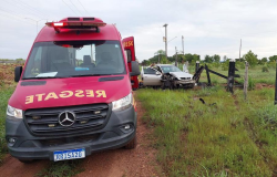 Corpo de Bombeiros Militar retira vtima presa s ferragens aps acidente em Santo Antnio do Leverger