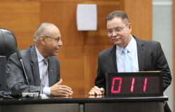 Jlio Campos transmite cargo de presidente da CCJR a Eduardo Botelho