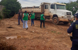 Guarda Municipal flagra caminho despejando entulhos em rea de APP Vrzea Grande