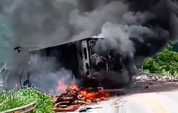 Carreta carregada com combustível pega fogo após colisão com outra em rodovia de Mato Grosso; dois mortos