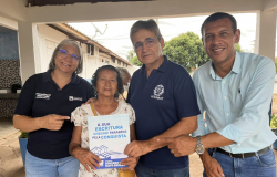 Foram 42 anos de espera que chegaram ao fim, afirma moradora ao receber escritura de casa do Governo de MT