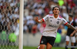 Flamengo aplica 6 a 1 no Vasco e vira lder provisrio do Brasileiro