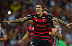 Flamengo vence Fluminense, mantm a liderana no Brasileiro e aumenta crise no rival