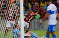 Flamengo derrota Universidad Católica e se classifica na Libertadores