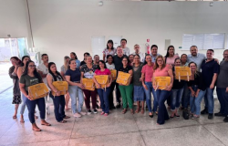 Prefeitura de Alto Araguaia entrega tablets e uniformes para agentes de sade e de endemias