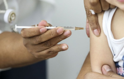 Sade defende permanncia da vacina contra covid 19 em calendrio de vacinao