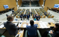 Alesp aprova salrio mnimo paulista de R$ 1.550 e inclui categoria de cuidadores de idosos