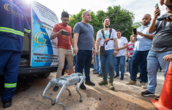 Prefeitura de Cuiab testa rob que desentope bueiros na Prainha
