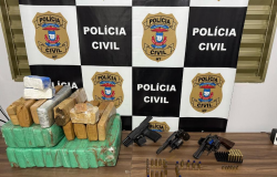 Polcia Civil desmonta ponto de armazenamento de armas e drogas em residncia abandonada em Cocalinho