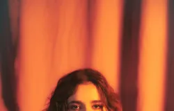Giana lana "Segredo Clich", um single sobre desejo e romance proibido