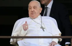 Papa Francisco recebe alta e se encontra com fiis ao sair de hospital