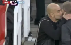 Beijo de Guardiola em quarto rbitro chama a ateno em City x Arsenal