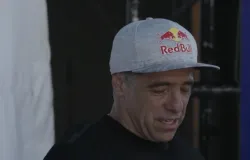 Skatista Sandro Dias quebra recorde mundial ao descer megarrampa em prdio; veja vdeos.