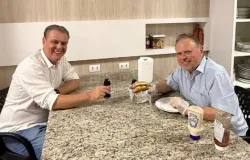 Carlos Fvaro encontra Blairo Maggi para 'bate-papo': "querido amigo"