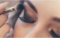 Mau uso de produtos de beleza causa doenas nos olhos