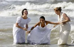 Noiva morre afogada durante sesso fotogrfica por causa de vestido