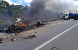 Onze pessoas morrem ap�s batida entre dois carros no sul da Bahia