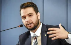 Moraes pede que Filipe Martins explique uso de rede social