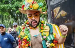 Tiago Abravanel comanda o Bloco do Abrava em S�o Paulo: >A feira livre vira fantasia>