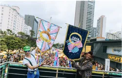 Bloco Casa Comigo 2026 re�ne mais de 100 mil foli�es em S�o Paulo mesmo sob chuva e celebra Carnaval com �trilhas sonoras de cinema�