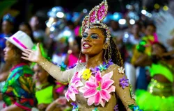 Blocos e escolas de samba agitam foli�es no desfile de Carnaval em Cuiab�