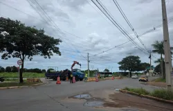 Prefeitura de Cuiab� libera uma via do canteiro da Avenida das Torres