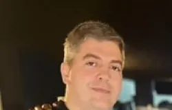 Djeferson Kronbauer � conduzido � delegacia ap�s pol�cia achar c�mera escondida em banheiro de site