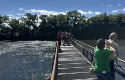 Homem ergue beb� sobre abismo nas Cataratas do Igua�u e revolta web