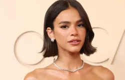 Bruna Marquezine deslumbra no Oscar com vestido prateado da Gucci