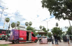 Van Rosa do programa SER Fam�lia Mulher leva orienta��o e acolhimento � popula��o na Pra�a Ipiranga