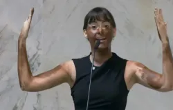 Deputada Fabiana Bolsonaro faz 'blackface' em protesto transf�bico