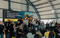 Governo entrega novo pr�dio da Escola Estadual Dunga Rodrigues e anuncia constru��o de piscina