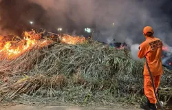 Corpo de Bombeiros combate inc�ndio em res�duos s�lidos e em �rea de vegeta��o