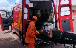 Bombeiros socorrem homem ap�s crise convulsiva em via p�blica