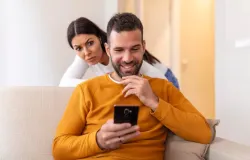 Mexer no celular do parceiro: fatores emocionais e riscos jur�dicos da pr�tica
