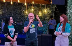 �� a escola que conduz nossos jovens para o futuro, e o Governo continua investindo para melhorar a educa��o de MT�, afirma governador