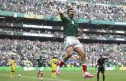 M�xico vence �frica do Sul no Est�dio Azteca em abertura marcada por cart�es vermelhos