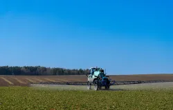Brasil bate recorde de aprova��o de pesticidas, mas crescem casos de desist�ncia, suspens�o e cancelamento de registros