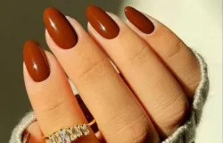 Vinho, caf� e tons terrosos dominam as unhas no inverno 2026, aponta especialista