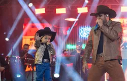 Filho de Barretto rouba a cena em show da dupla Bruno & Barretto