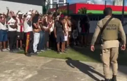 Torcedor morre em briga entre torcidas de Bahia e Vit�ria