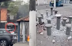 PMs s�o flagrados quebrando bancos e mesas com marreta em pra�a de Santos