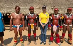 Virginia visita aldeia ind�gena no Xingu e pede escola e transporte para fam�lias