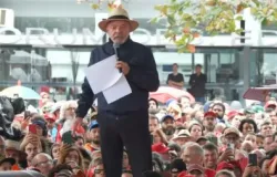 Lula pede apoio do agroneg�cio e diz que 'deveriam se ajoelhar'