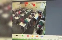 Professora � demitida ap�s flagrar esmagando prova no rosto de aluno