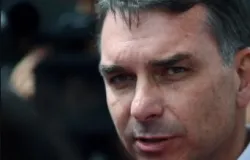 Fl�vio Bolsonaro confirma que voou em jato do banqueiro investigado e de advogado do INSS