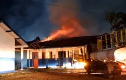 Escola em Aripuan� (MT) � parcialmente destru�da por inc�ndio; bombeiros evitam que as chamas se espalhem