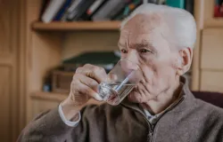 Idosos podem n�o sentir sede: veja como evitar a desidrata��o