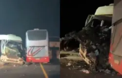 Caminh�o bate em dois �nibus na BR-163 e motorista fica preso �s ferragens